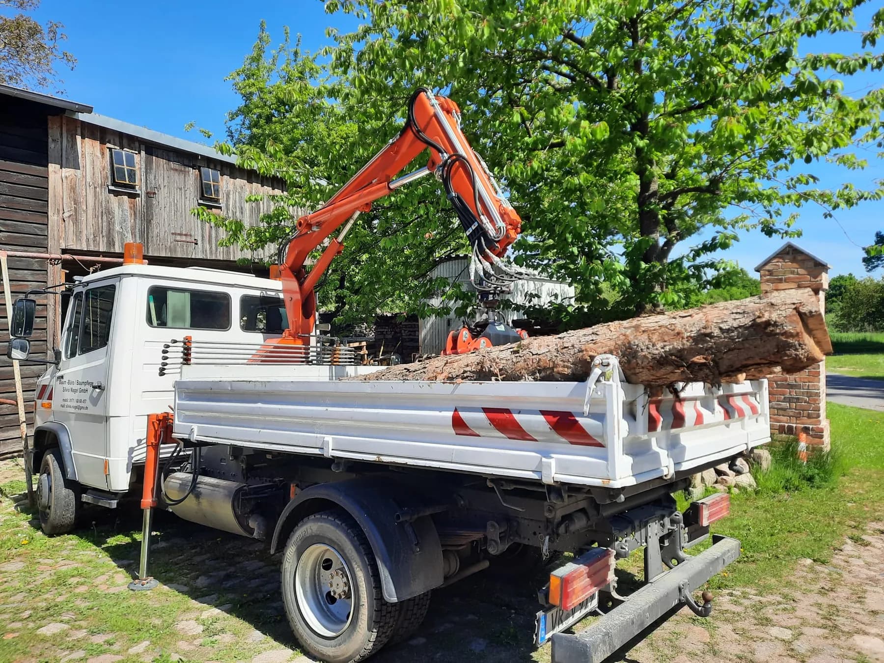 Kran-LKW der Baumpflege Silvio Nagel beim Stammtransport