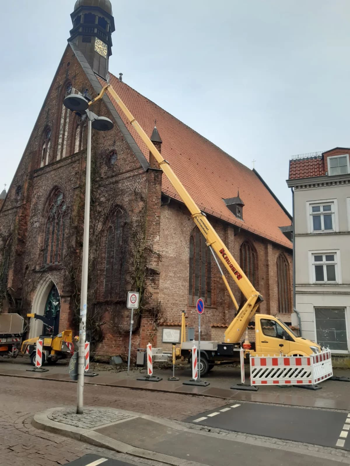 Höhenarbeit mit Hebebühne an einer Kirche